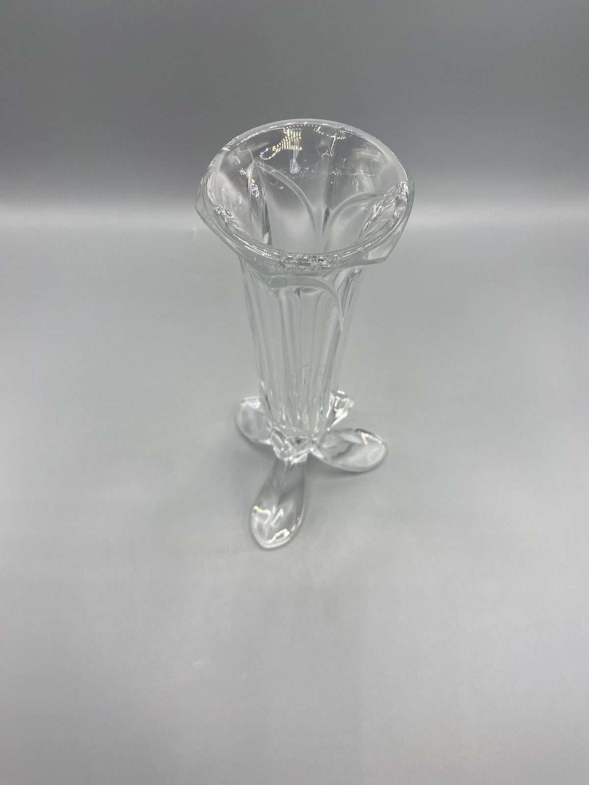 Silhouette élancée du vase en cristal Bandol et son piètement tripode