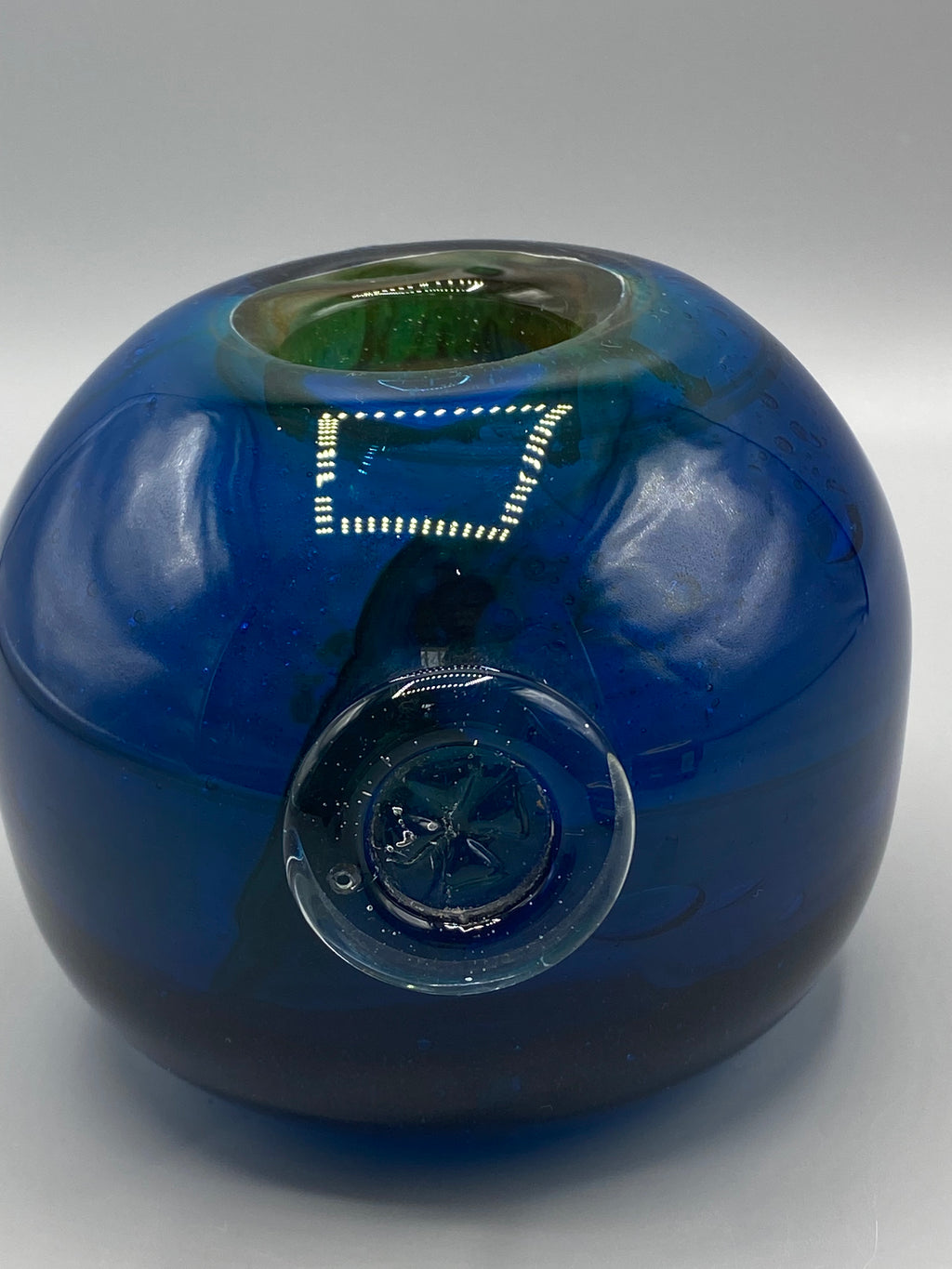Vue de face du soliflore Mdina Glass avec pastille à la croix de Malte