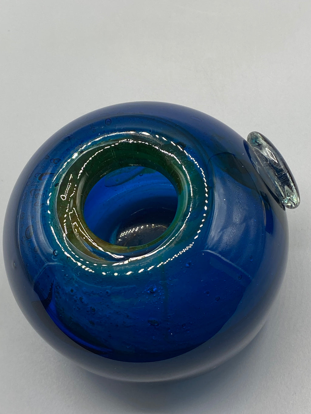 Vue plongeante sur le verre bleu et vert du soliflore Mdina Glass