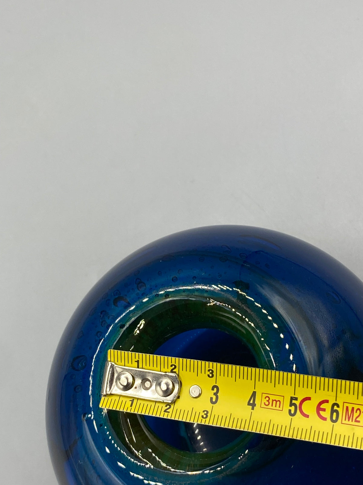 Profil sphérique du soliflore Mdina Glass en verre bleu cobalt