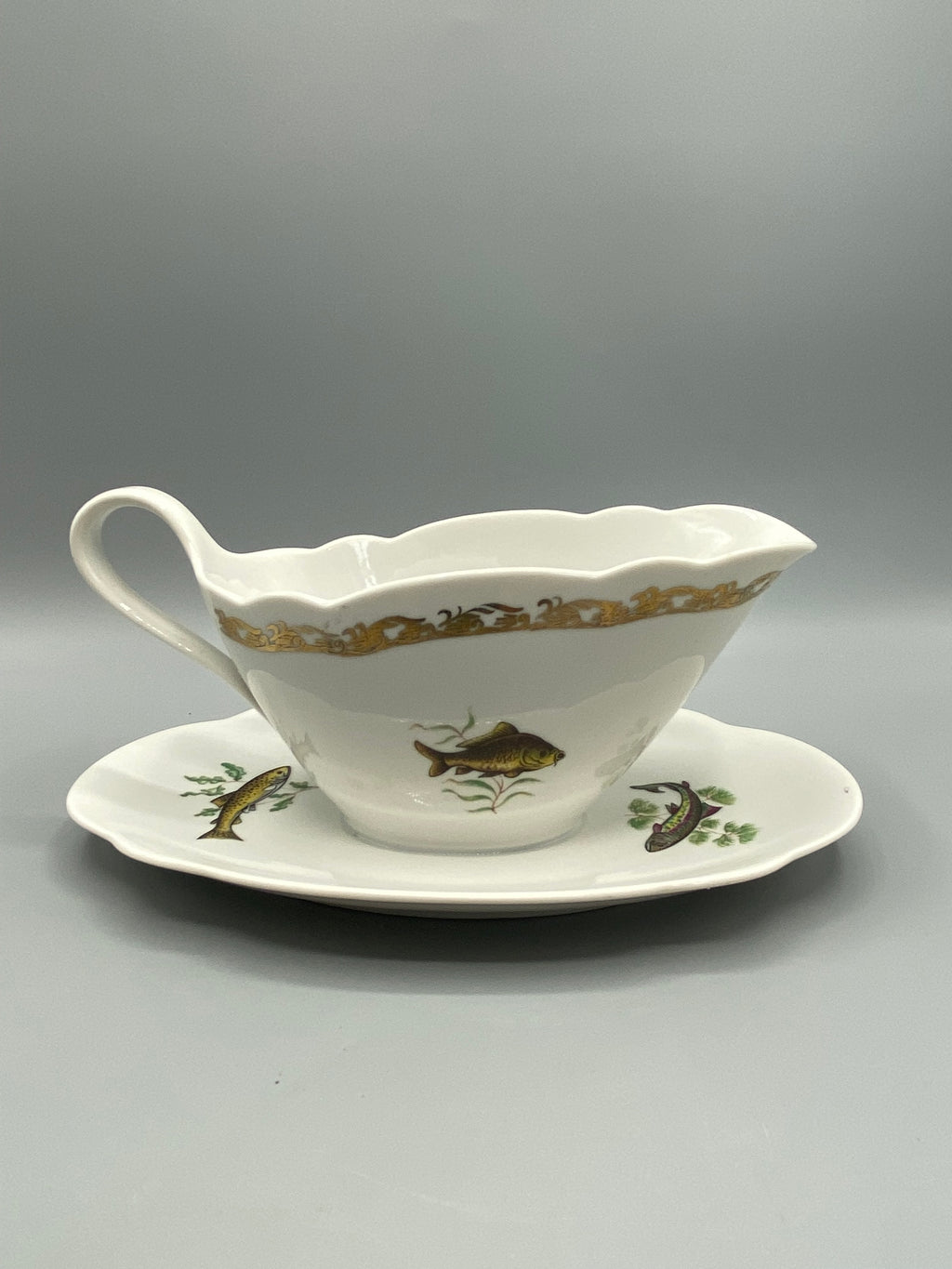 Décor de poissons sur la saucière en porcelaine L’Hirondelle