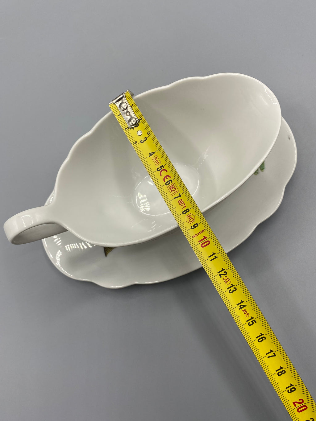 Profil de la saucière en porcelaine à décor de poissons