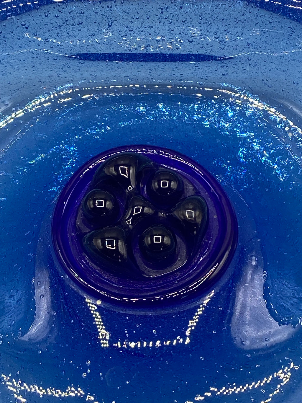 Coupe vide-poche en verre bleu mesurant environ 5 cm de hauteur