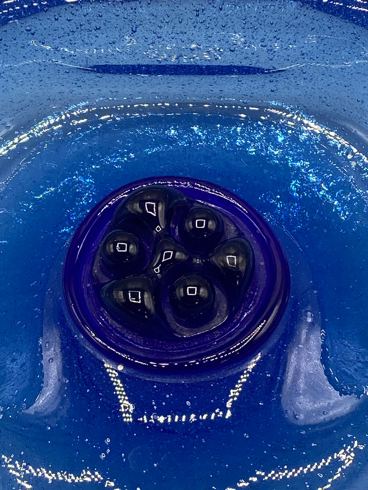 Coupe vide-poche en verre bleu mesurant environ 5 cm de hauteur