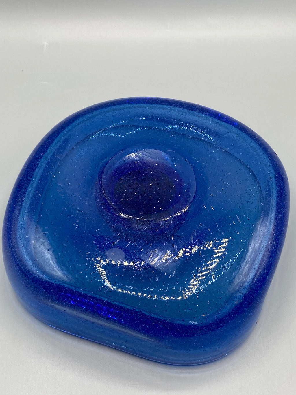 Coupe carrée en verre d’art bleu bullé aux angles arrondis