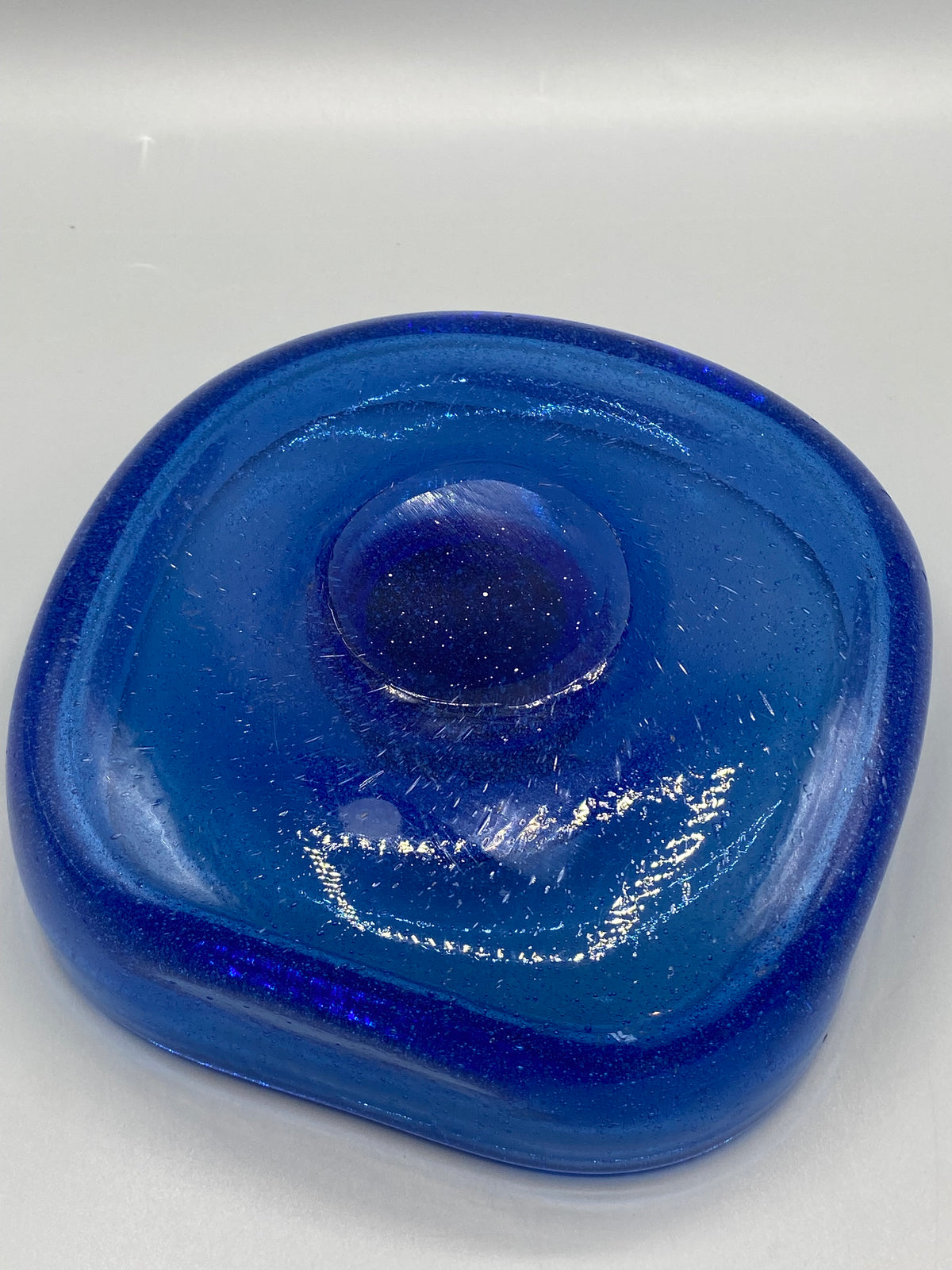 Coupe carrée en verre d’art bleu bullé aux angles arrondis
