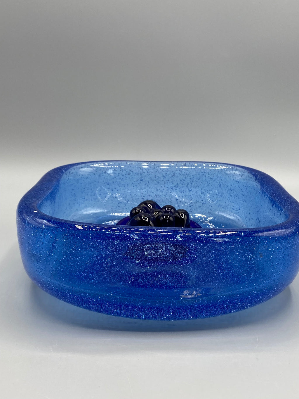 Coupe en verre bleu mesurant environ 15 cm de côté