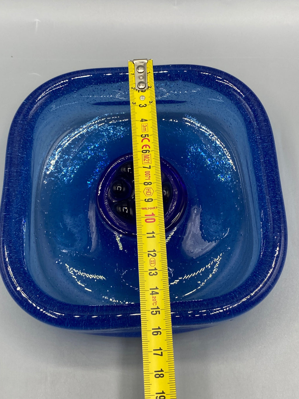 Dessous de la coupe vide-poche en verre bleu des années 1960-1970
