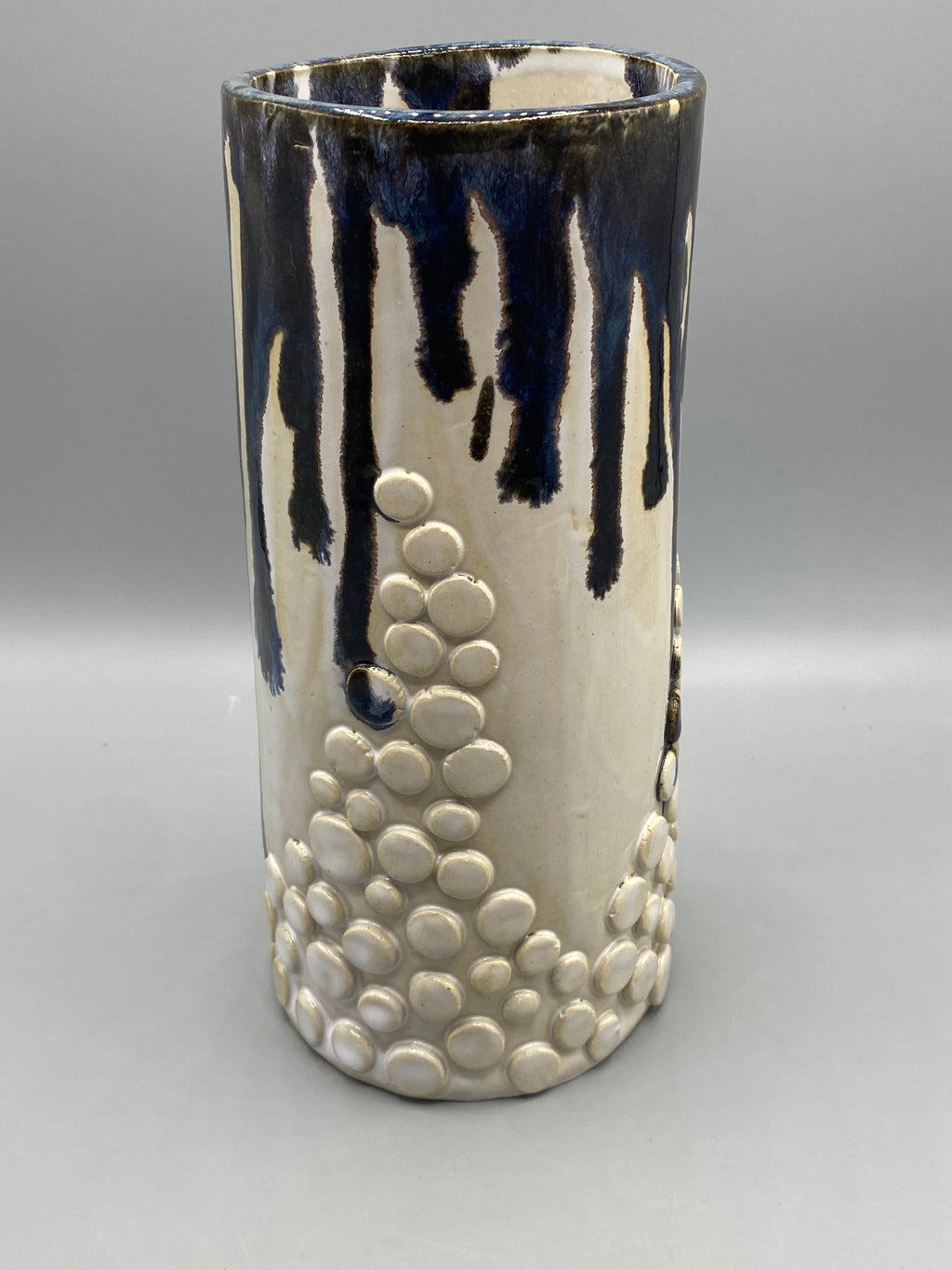 Grand vase en céramique émaillée à coulures bleues et pastilles en relief