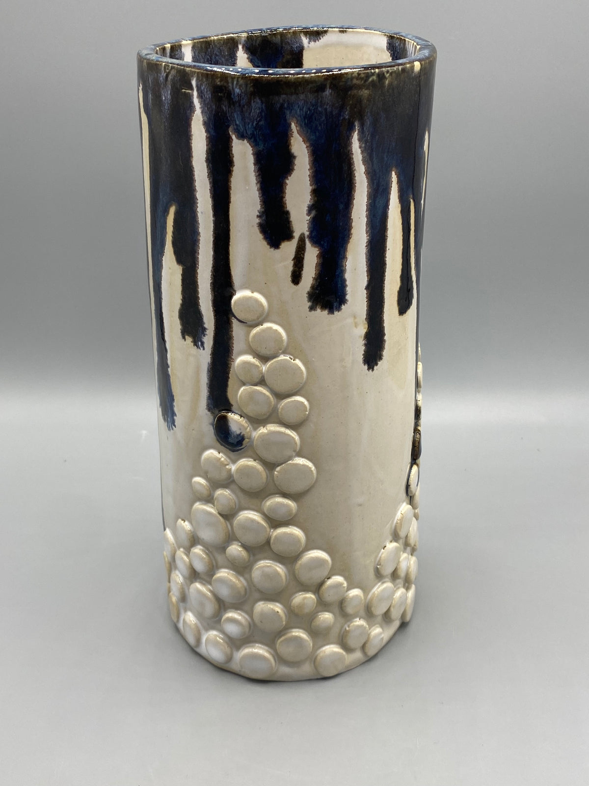 Grand vase en céramique émaillée à coulures bleues et pastilles en relief
