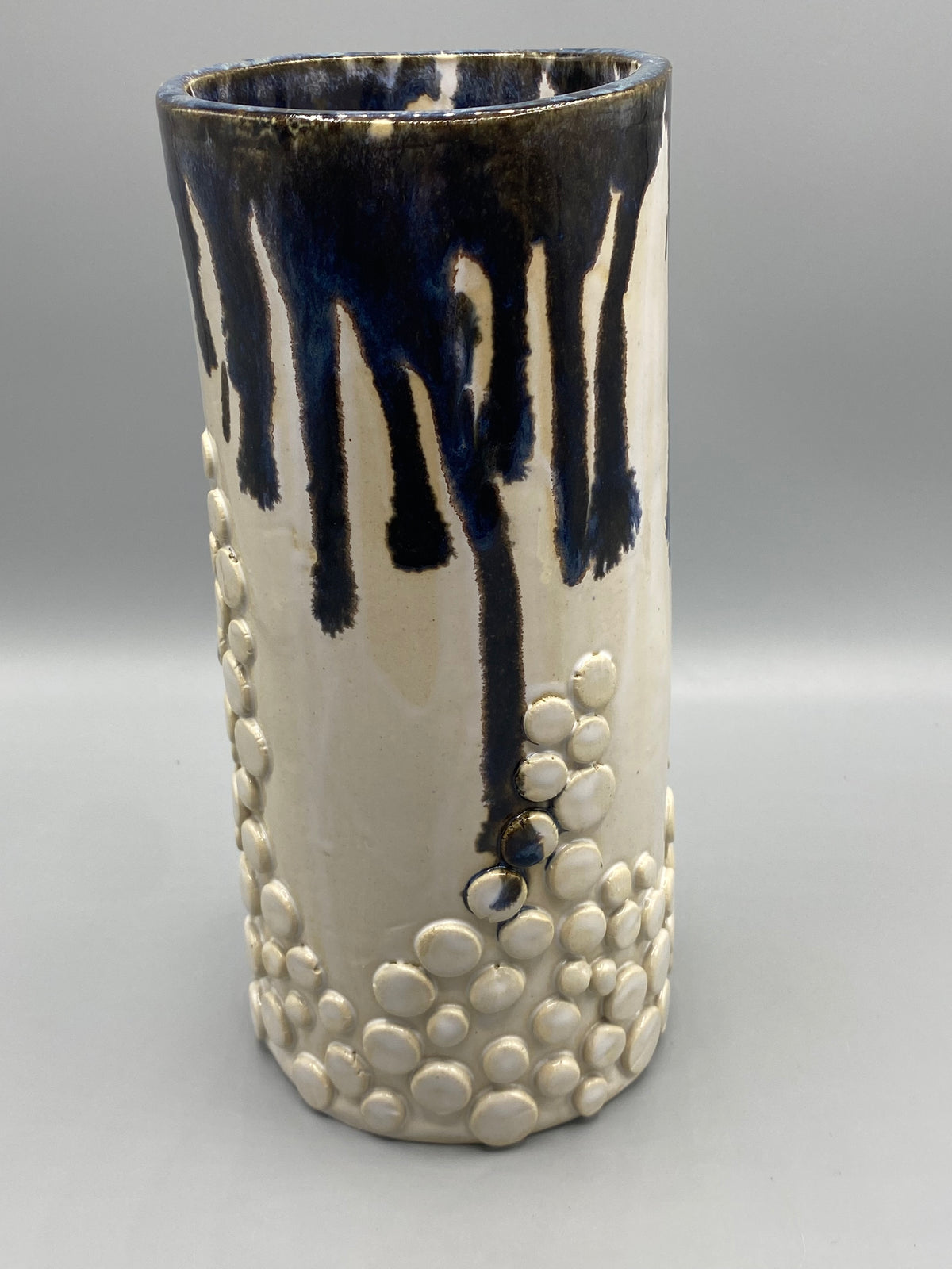 Ouverture du vase en céramique mesurant environ 10 cm