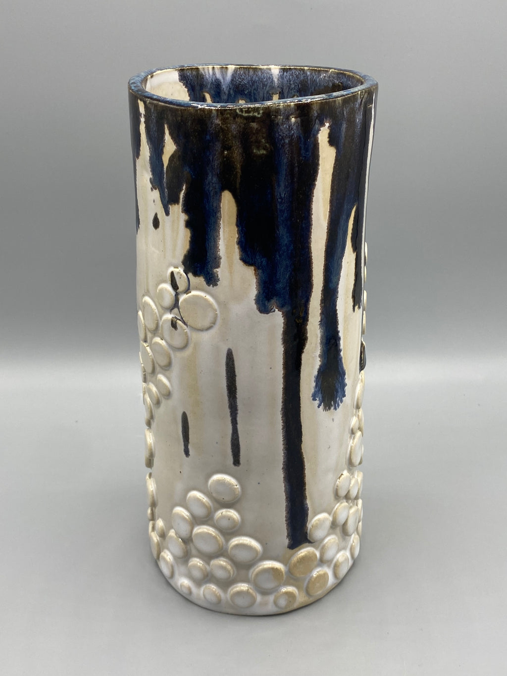 Émail bleu et projections visibles à l’intérieur du vase vintage