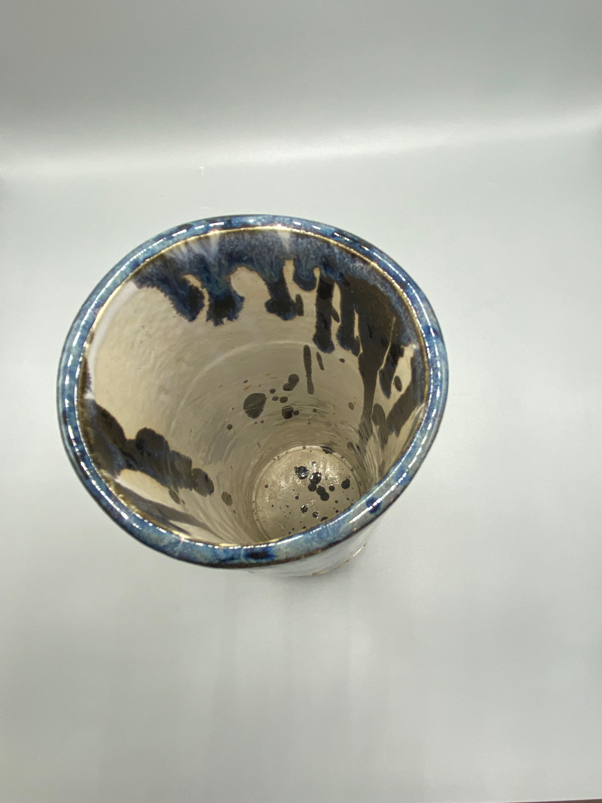 Vase cylindrique en céramique mesurant environ 26 cm de hauteur