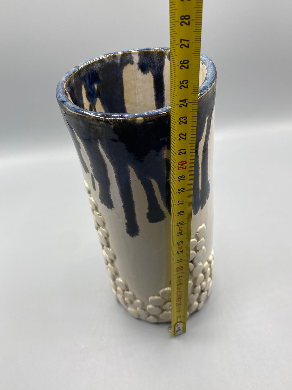 Monogramme TC incisé sous la base du vase en céramique
