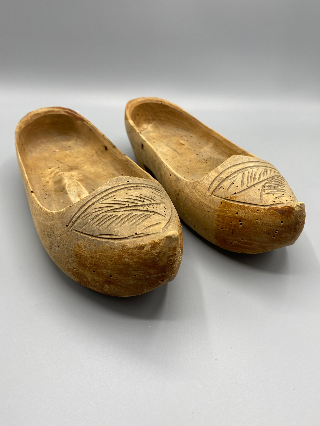 Sabot ancien en bois mesurant environ 9 cm de largeur