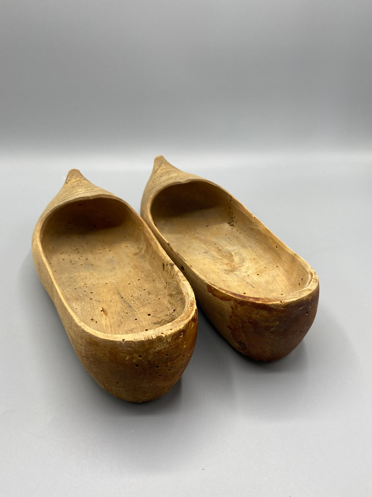 Paire de sabots en bois mesurant environ 25 cm de longueur