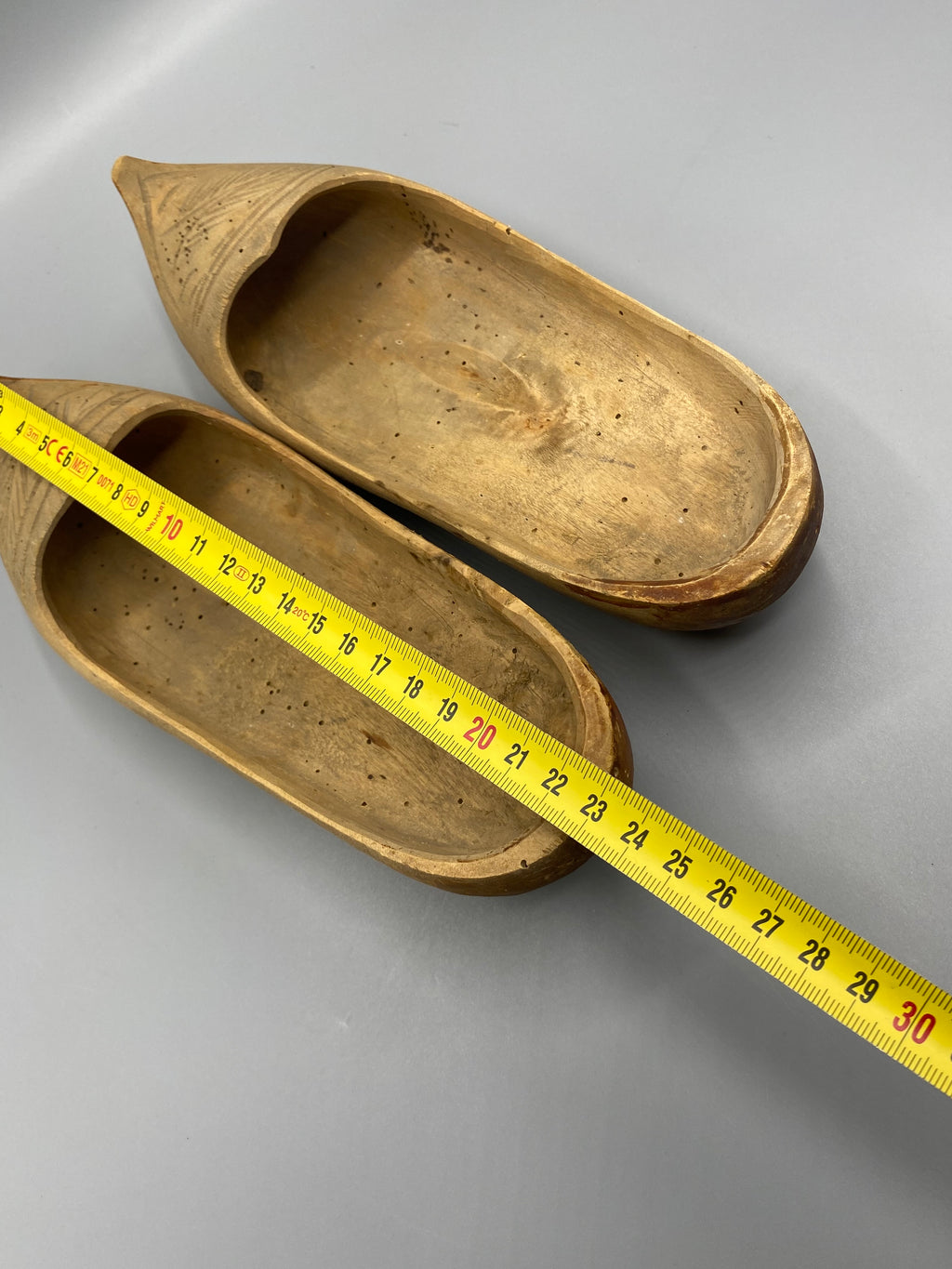 Vue arrière et patine des sabots anciens en bois