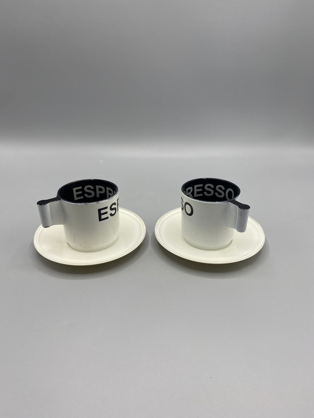 Deux tasses à espresso vintage avec leurs soucoupes blanches