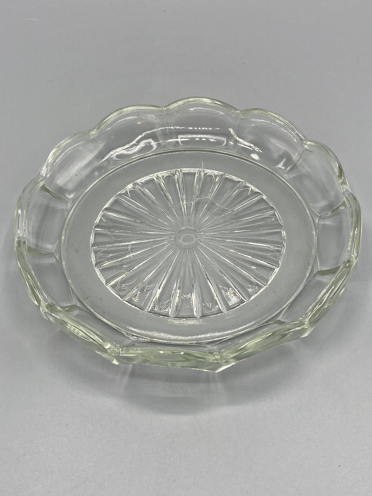 Ancien dessous de bouteille en verre pressé à rosace Art déco