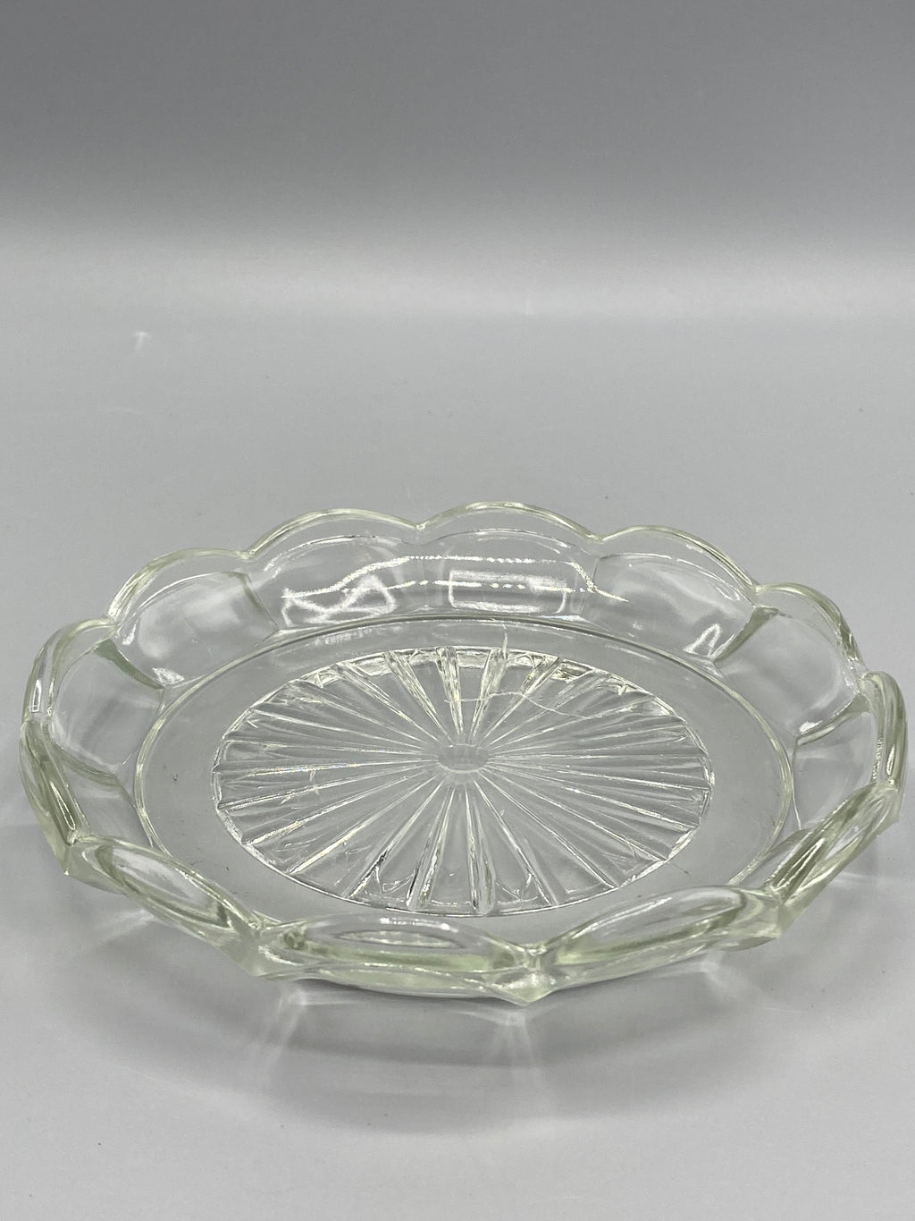 Bord festonné et facettes du dessous de bouteille en verre ancien