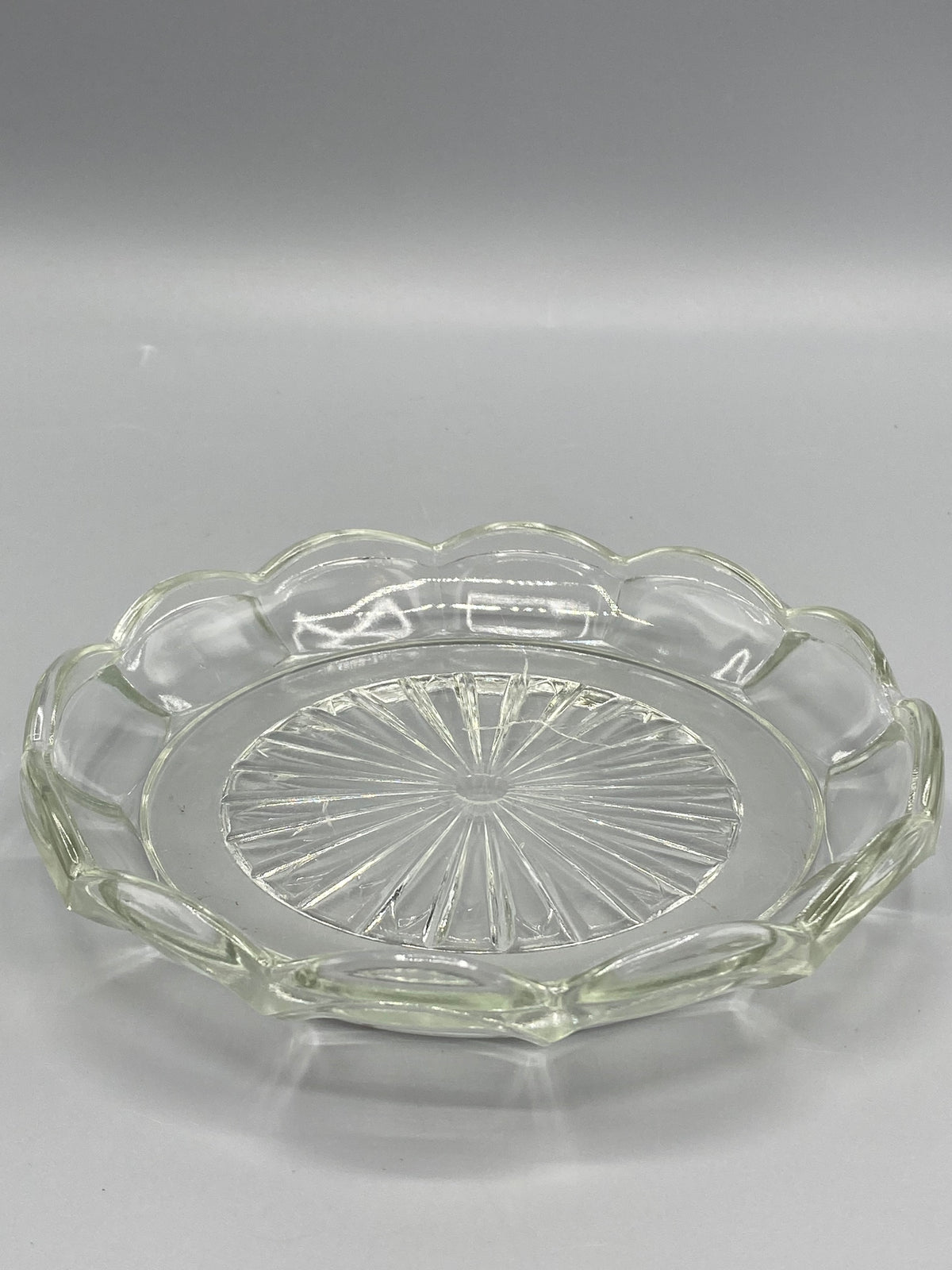 Bord festonné et facettes du dessous de bouteille en verre ancien