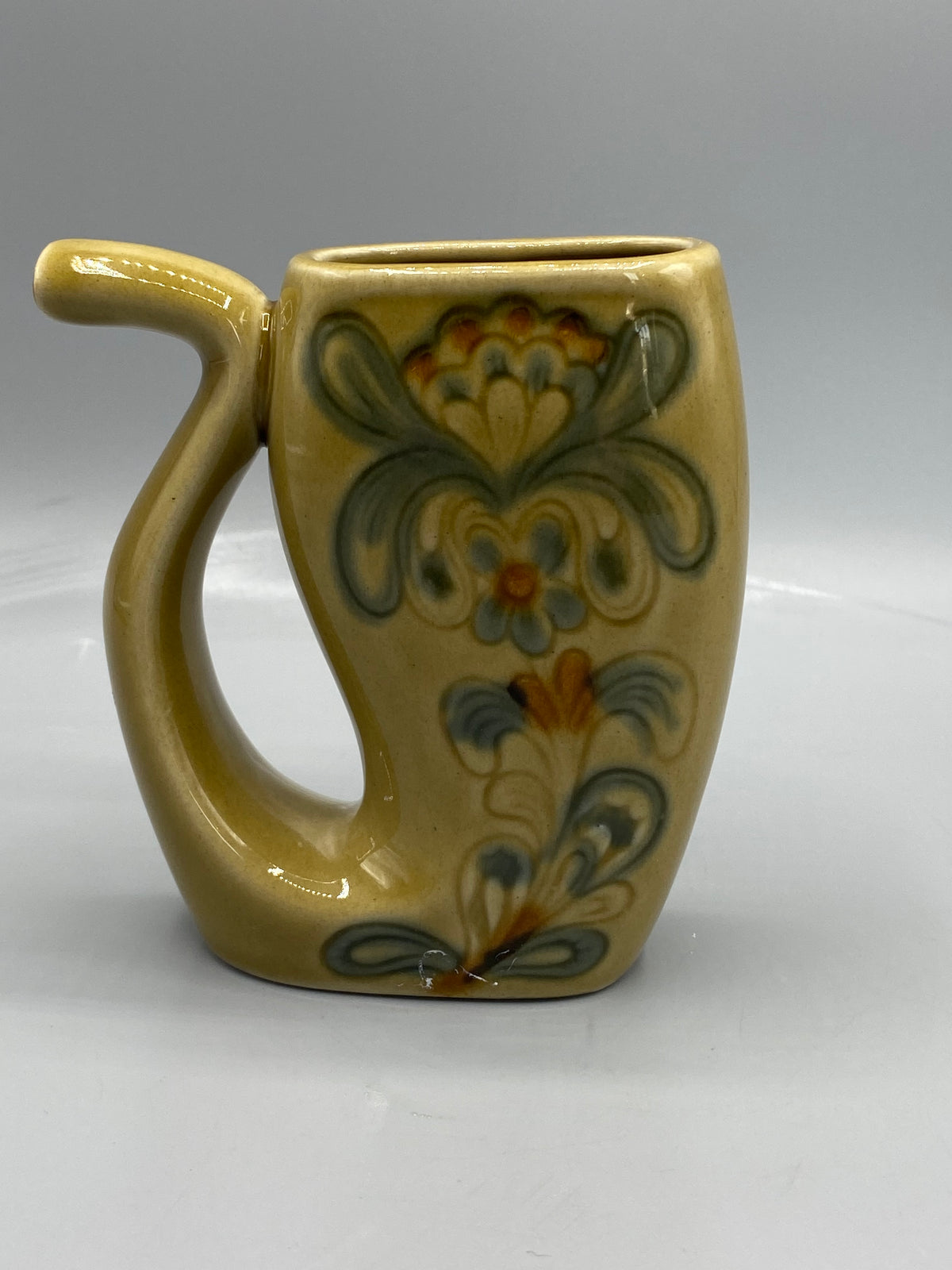 Vue de face du conduit de la tasse de curiste soviétique