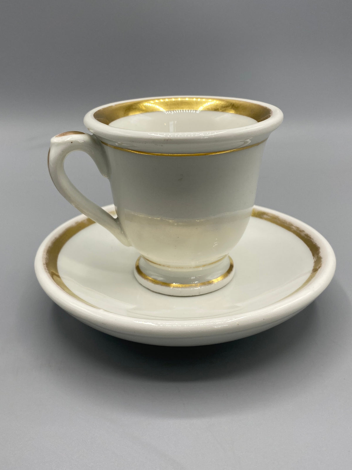 Dessous de la tasse à brûlot et sous-tasse en porcelaine dorée du XIXe siècle