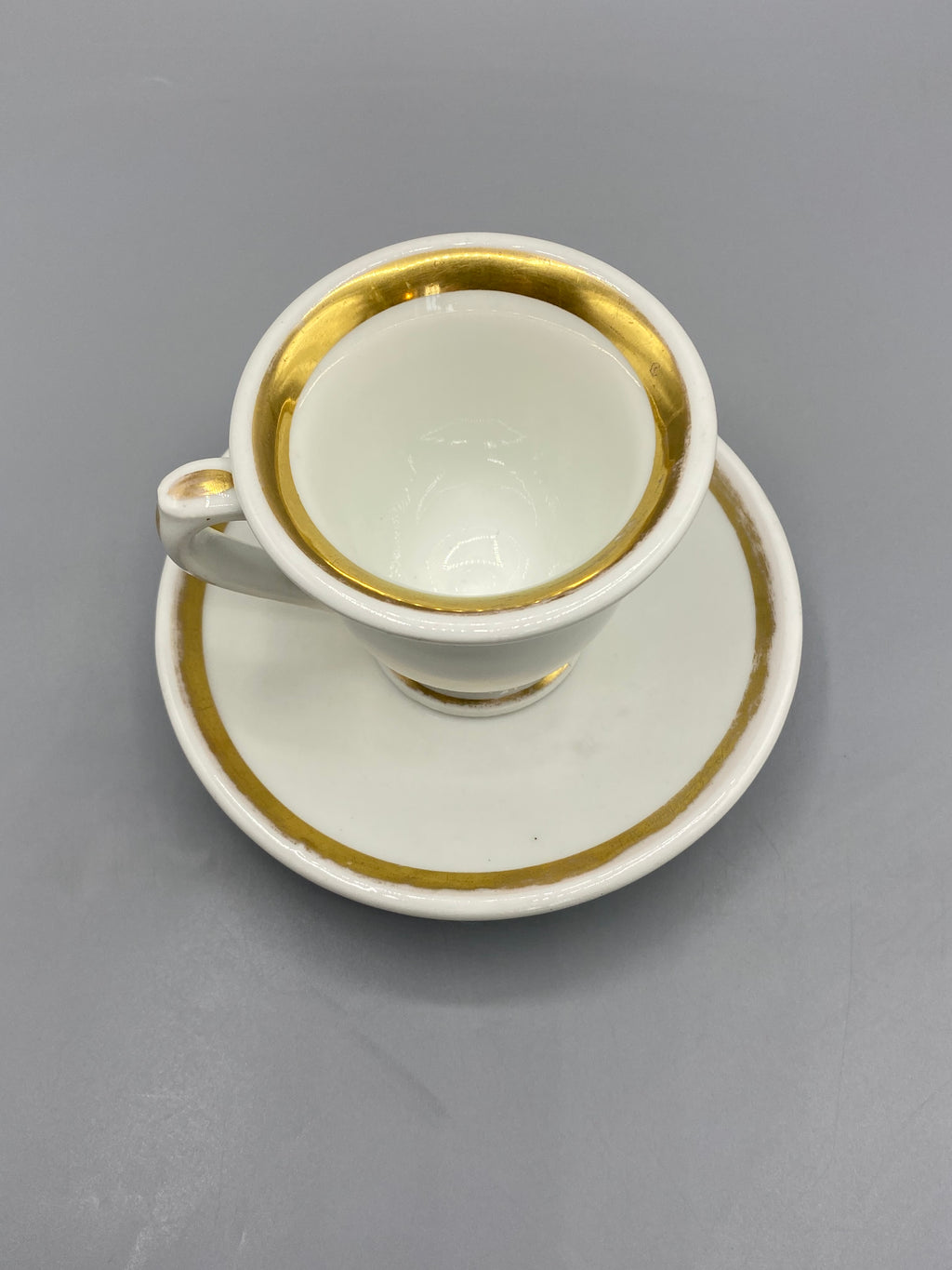 Ancienne tasse à brûlot sur piédouche avec sa sous-tasse dorée