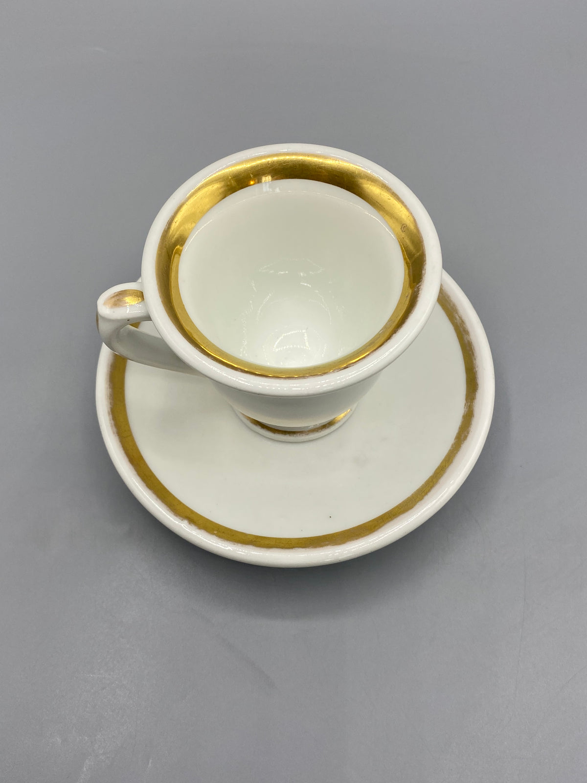 Ancienne tasse à brûlot sur piédouche avec sa sous-tasse dorée
