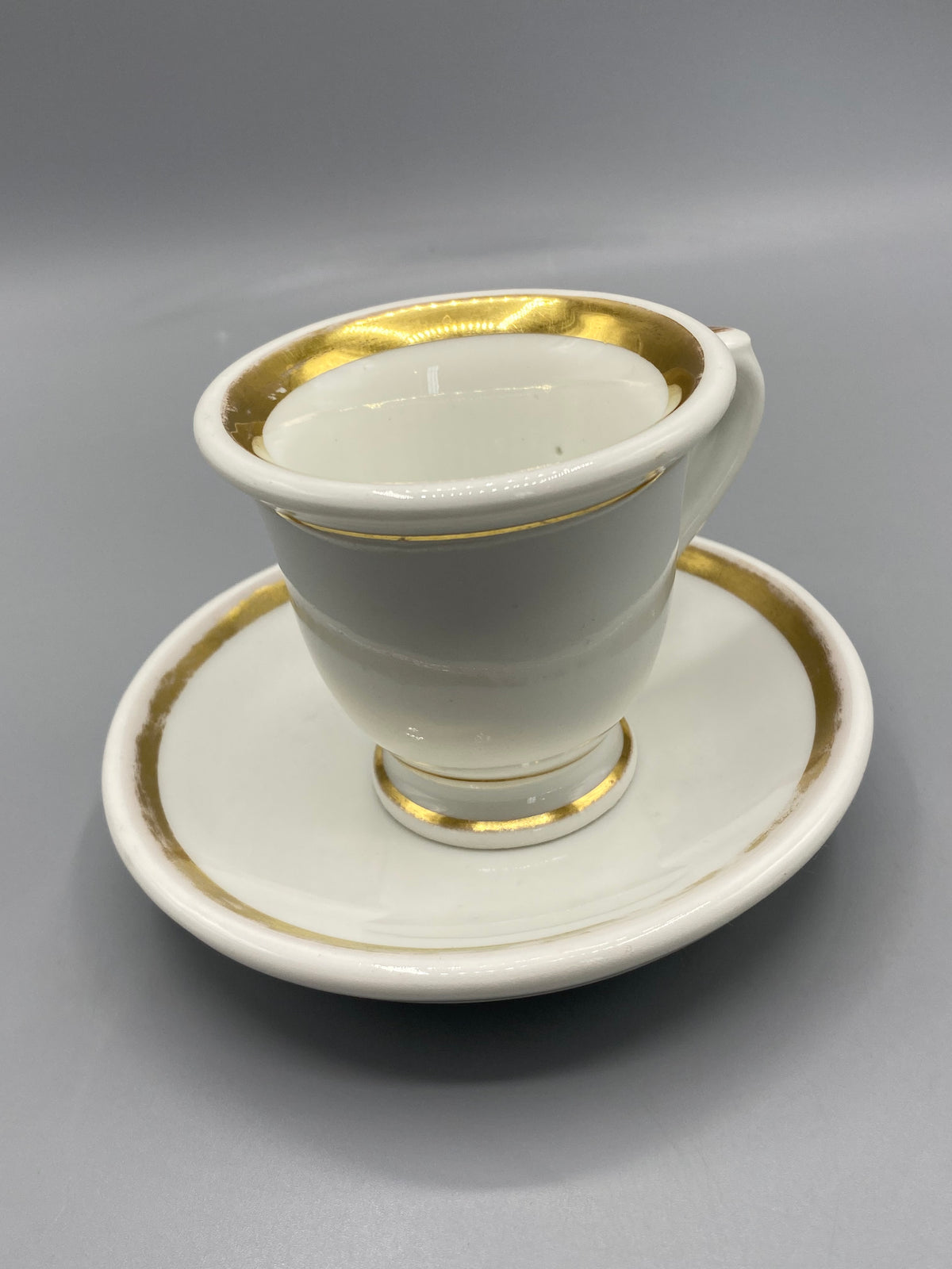 Large bande dorée à l’intérieur de la tasse à brûlot ancienne