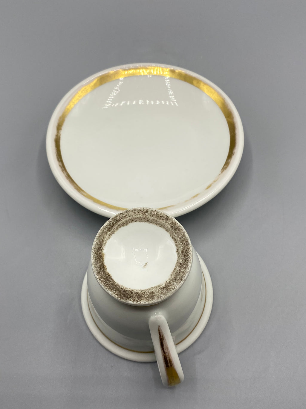 Profil de la tasse à brûlot en porcelaine épaisse sur petit piédouche