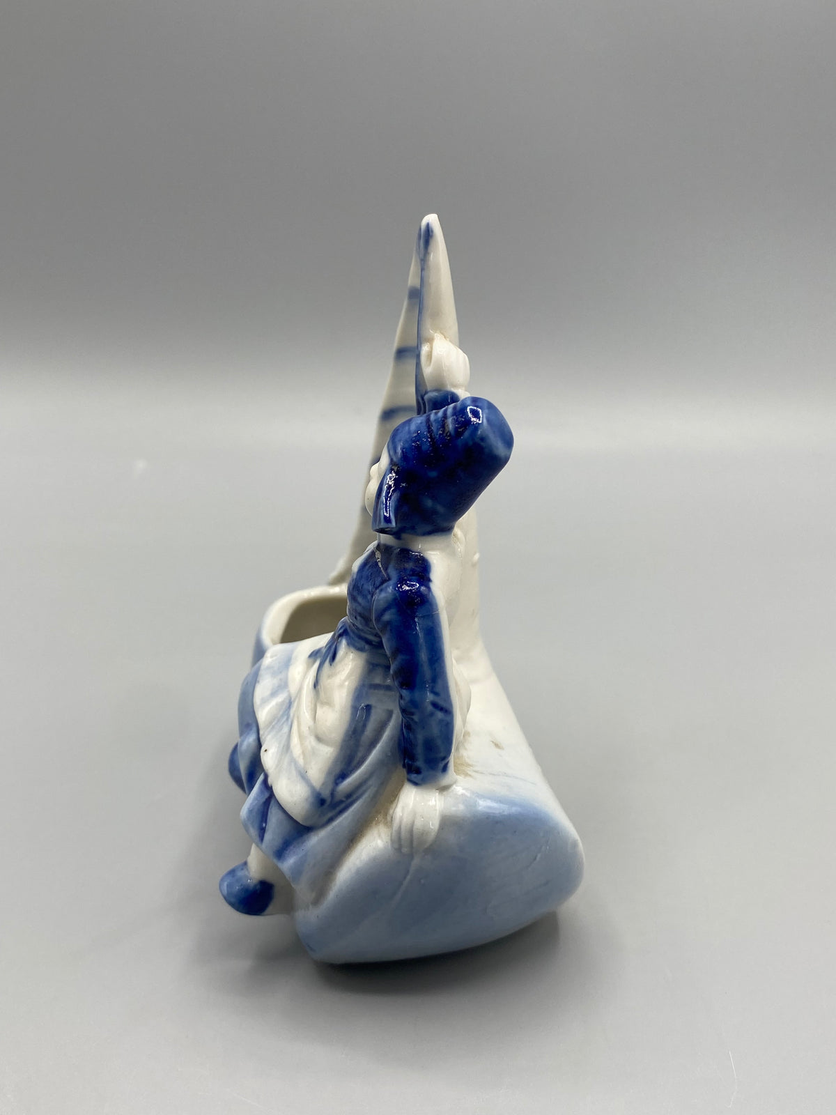 Bibelot figuratif bleu et blanc mesurant environ 11 cm de hauteur