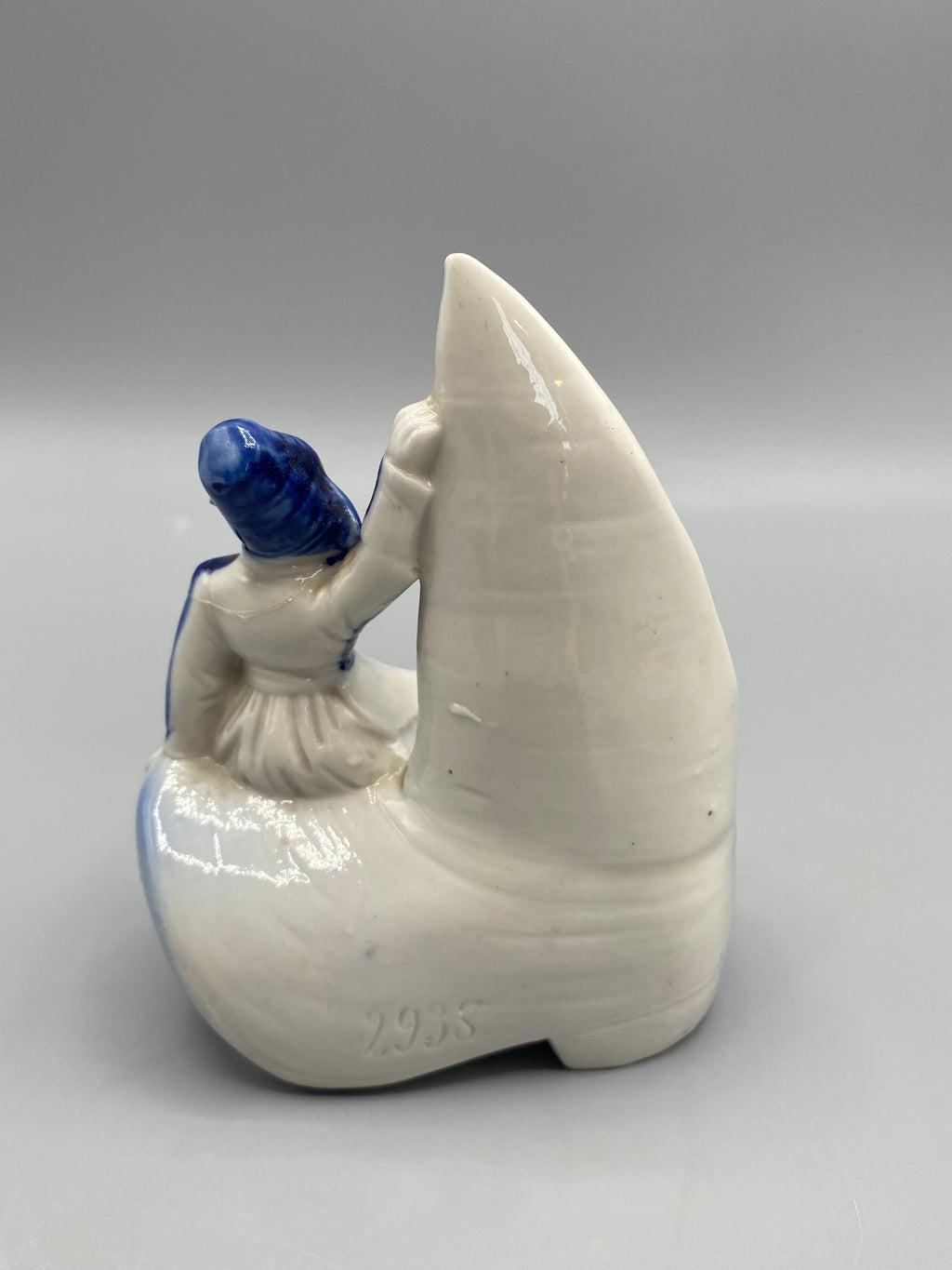 Revers blanc du voilier et de la figurine hollandaise en céramique