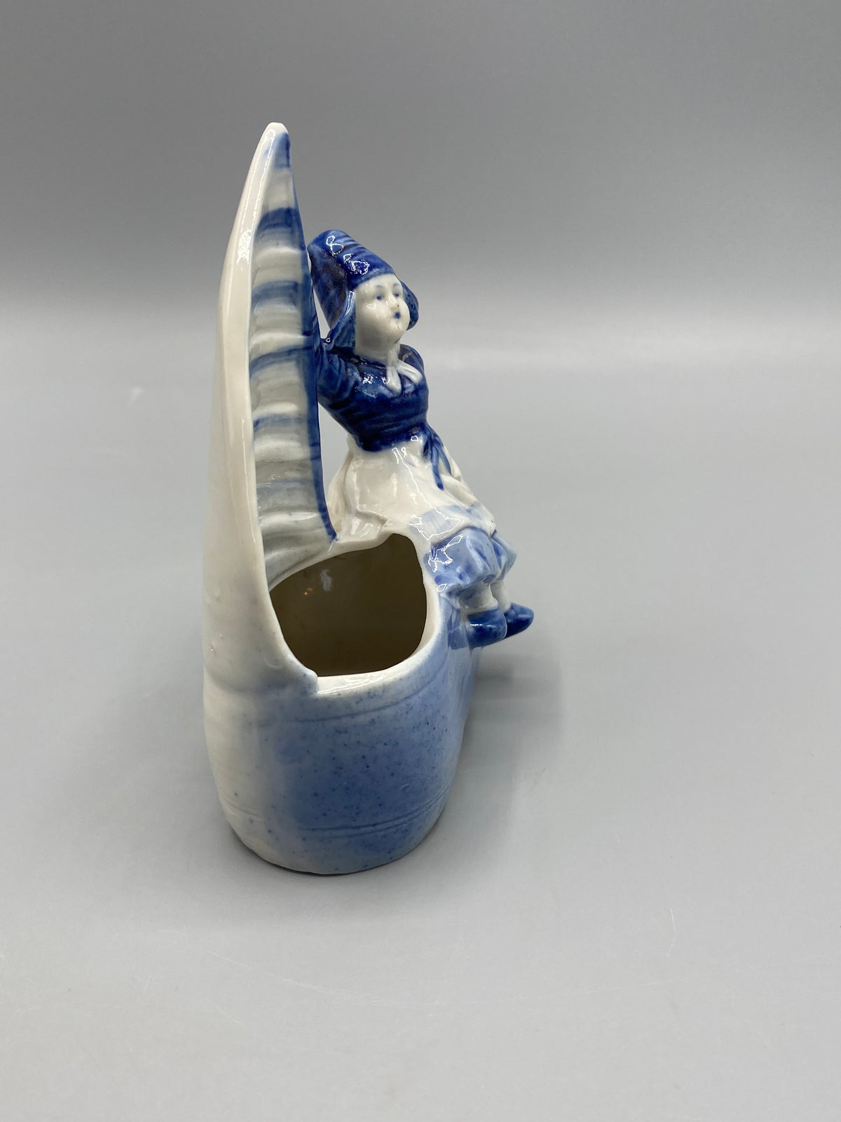 Profil de la figurine en costume hollandais devant une grande voile