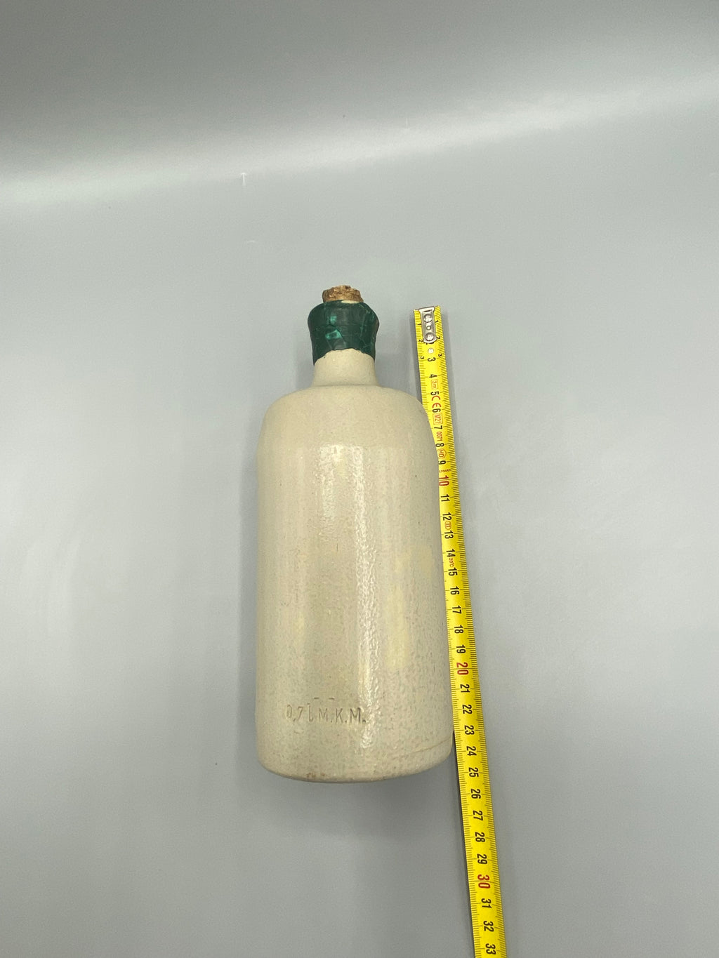 Bouchon de liège et ancien cachetage vert de la bouteille M.K.M.