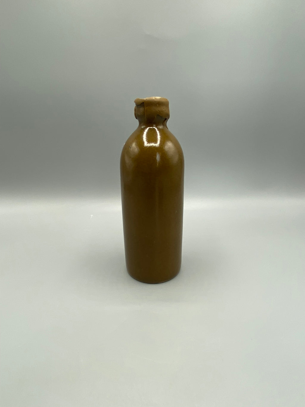 Ancienne petite bouteille en grès brun vernissé avec scellement à la cire
