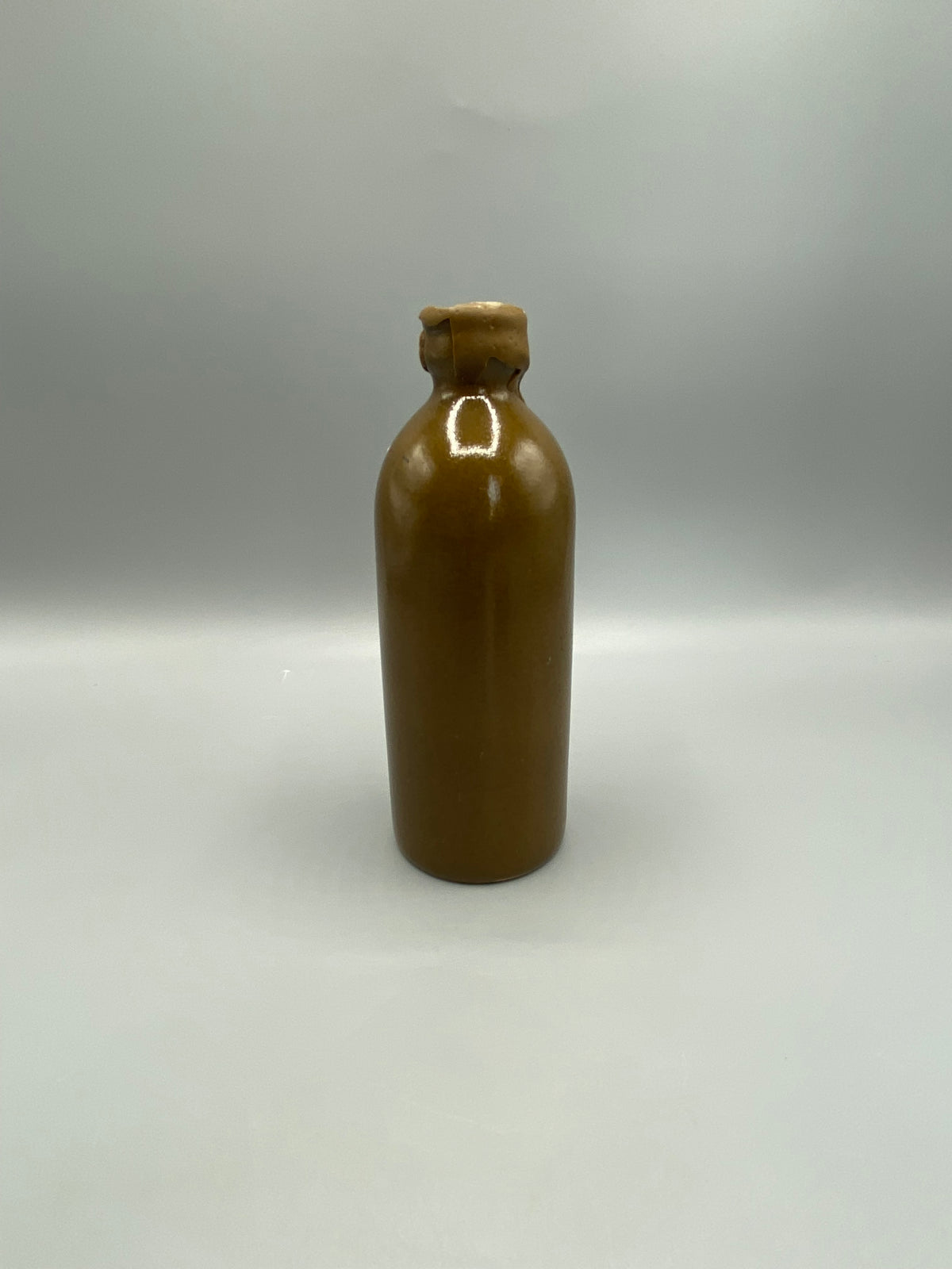 Ancienne petite bouteille en grès brun vernissé avec scellement à la cire