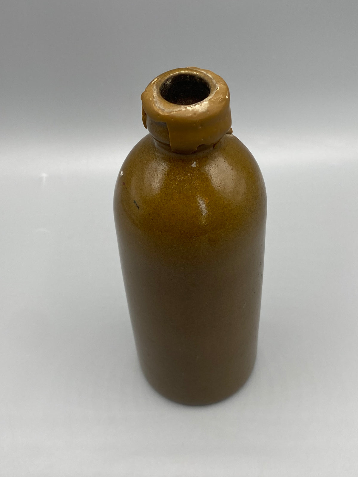 Bouteille en grès brun vers 1880-1910 mesurant environ 17 cm