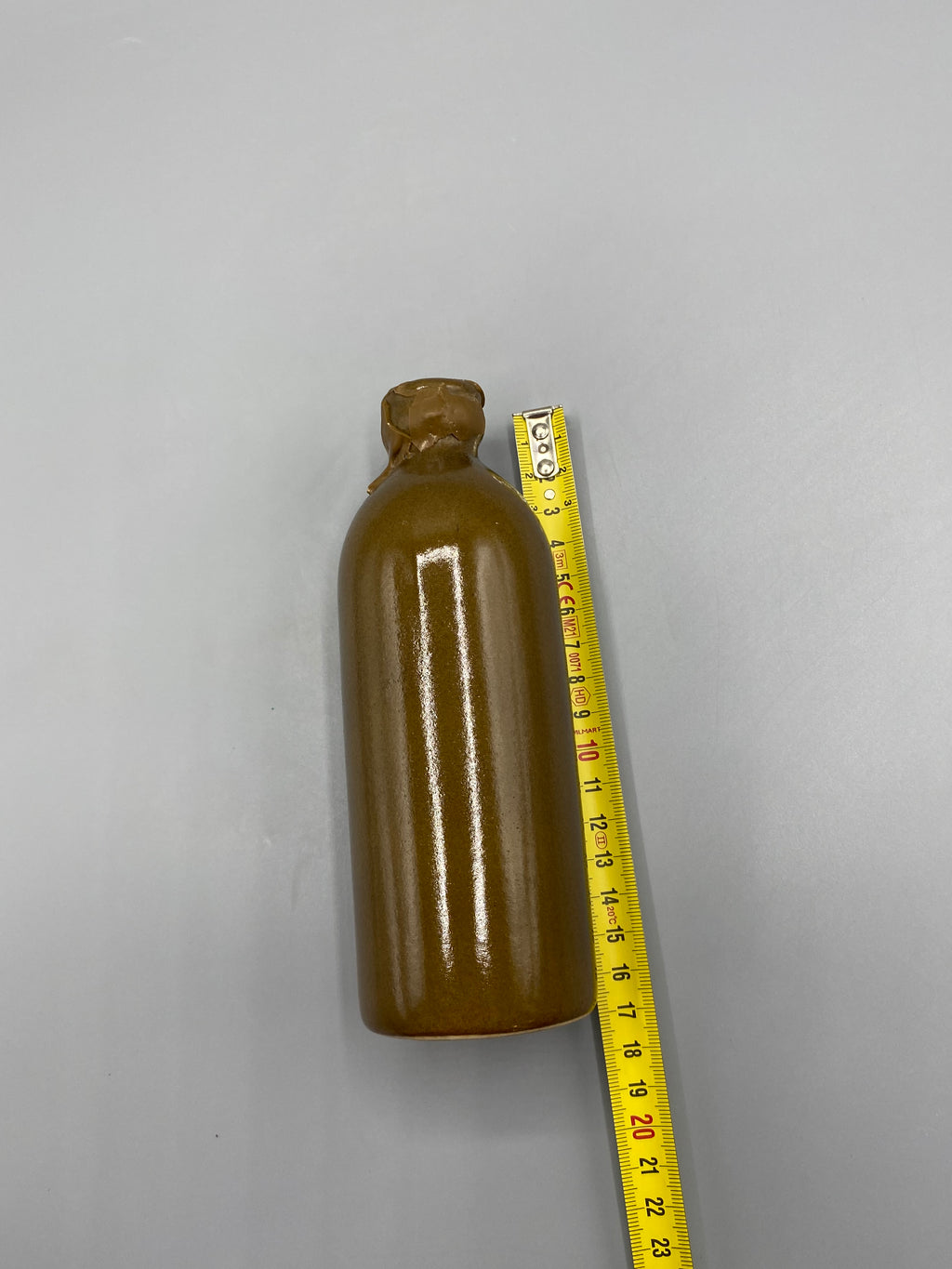 Détail du col court et du scellement à la cire de la bouteille en grès