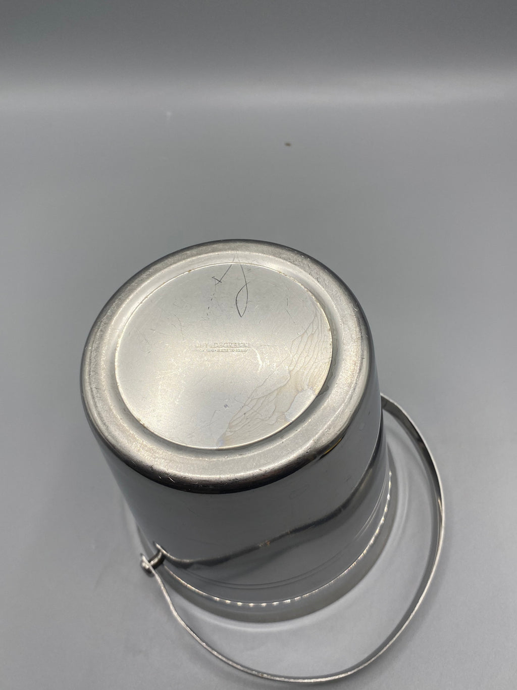 Seau à glaçons en inox mesurant environ 12 cm de hauteur