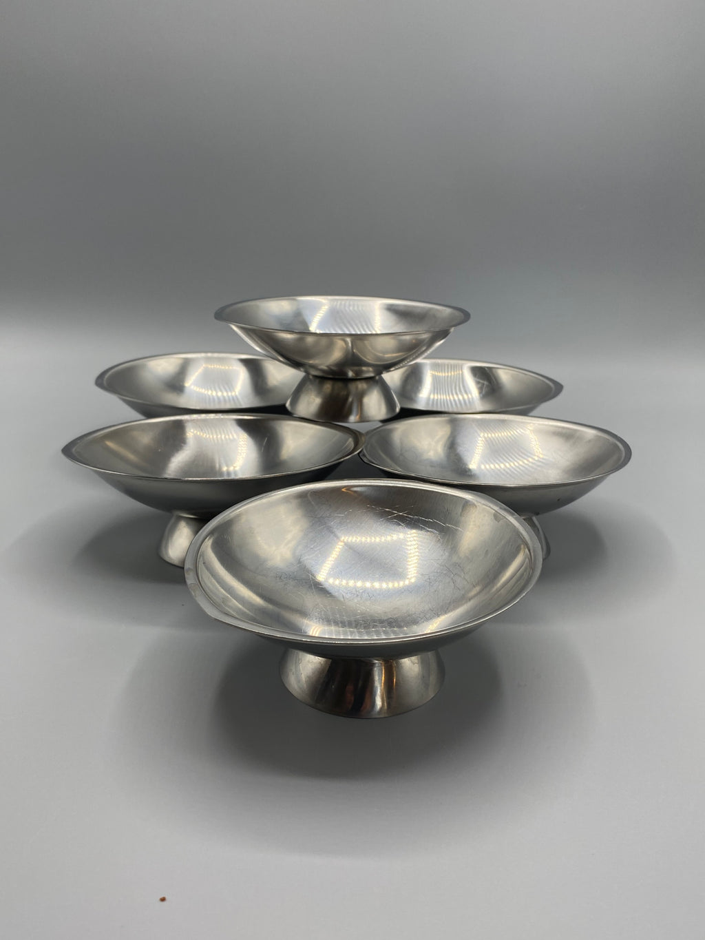 Ensemble de six coupes à glace Guy Degrenne en inox sur pied
