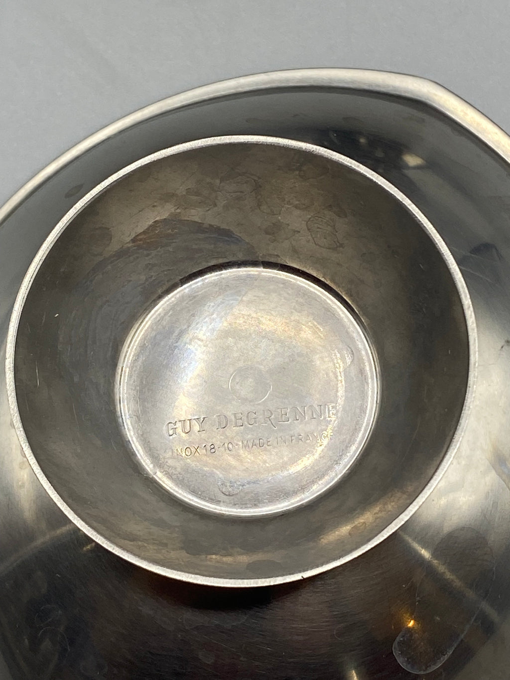 Estampille Guy Degrenne Inox 18/10 Made in France sous une coupe