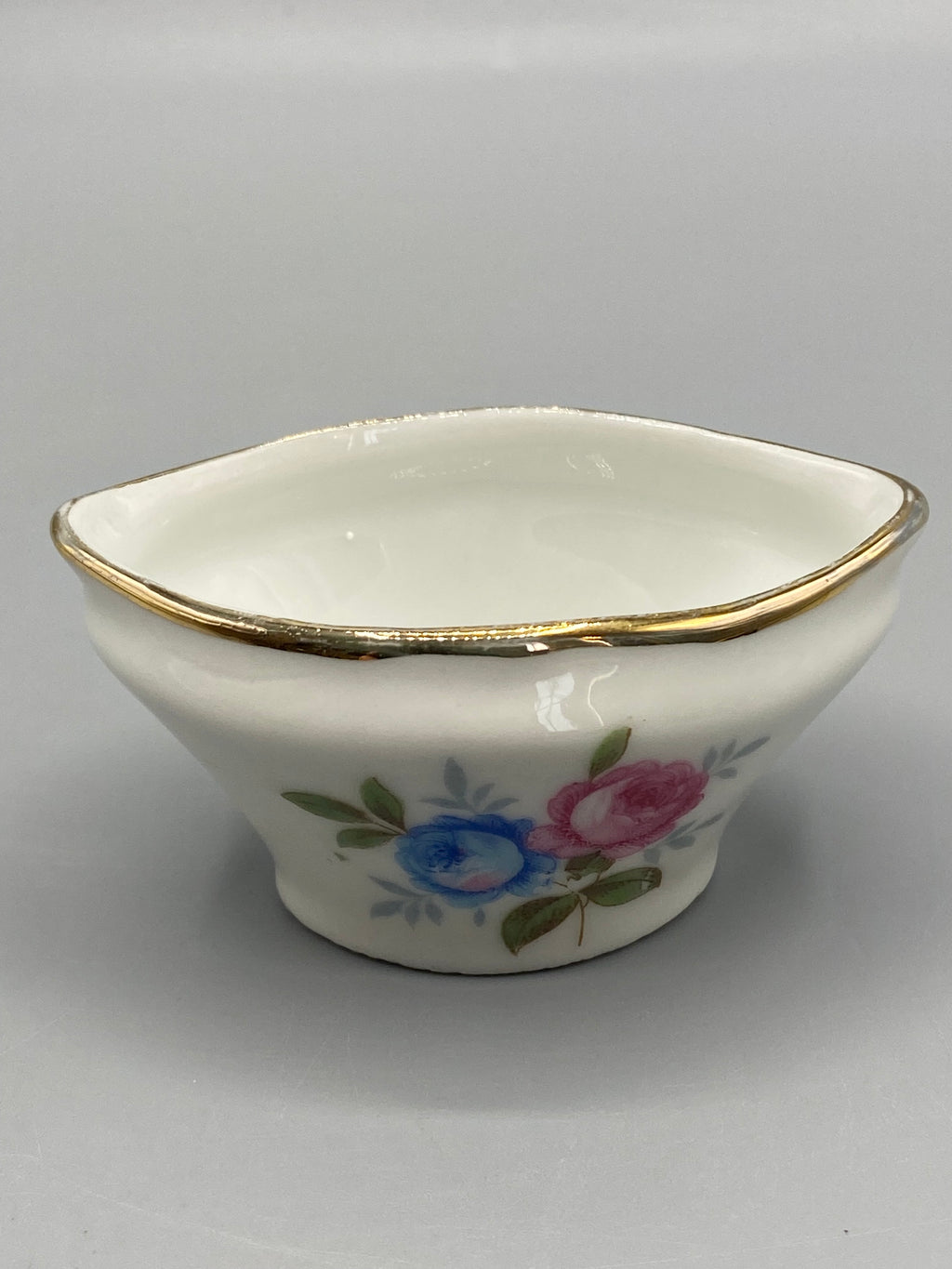 Petite saucière de poupée en porcelaine blanche à décor de roses