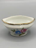 Petite saucière de poupée en porcelaine blanche à décor de roses