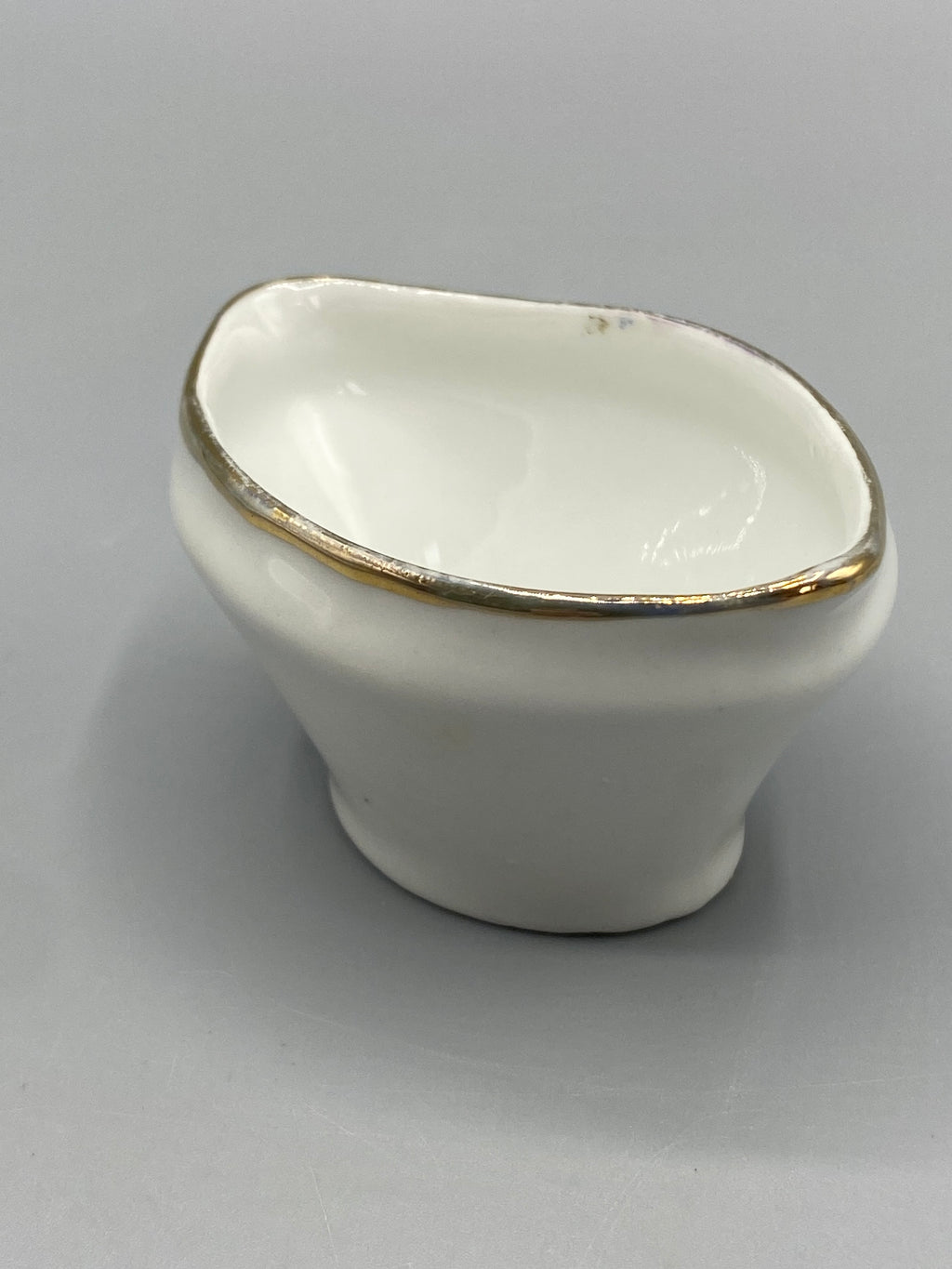Dos uni de la saucière miniature en porcelaine ancienne