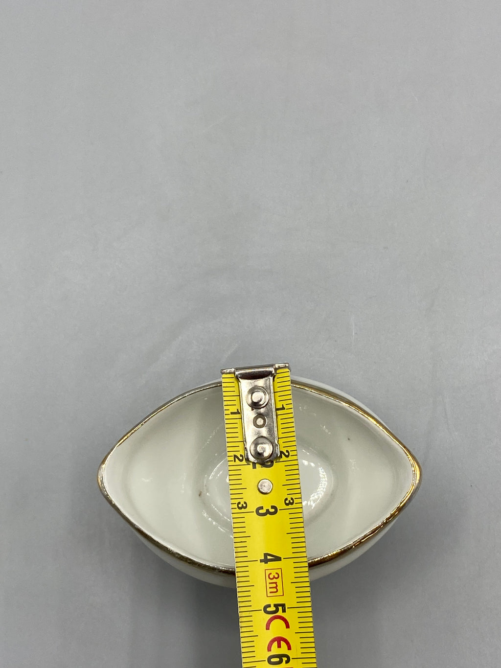 Saucière miniature en porcelaine mesurant environ 5 cm de largeur