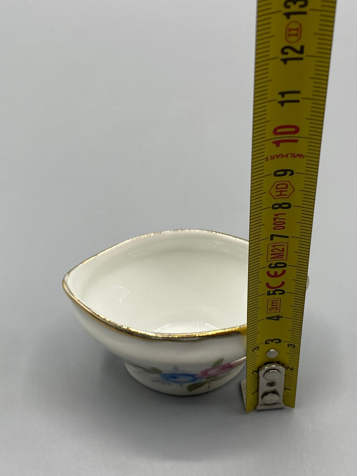 Petite saucière fleurie mesurant environ 3 cm de hauteur