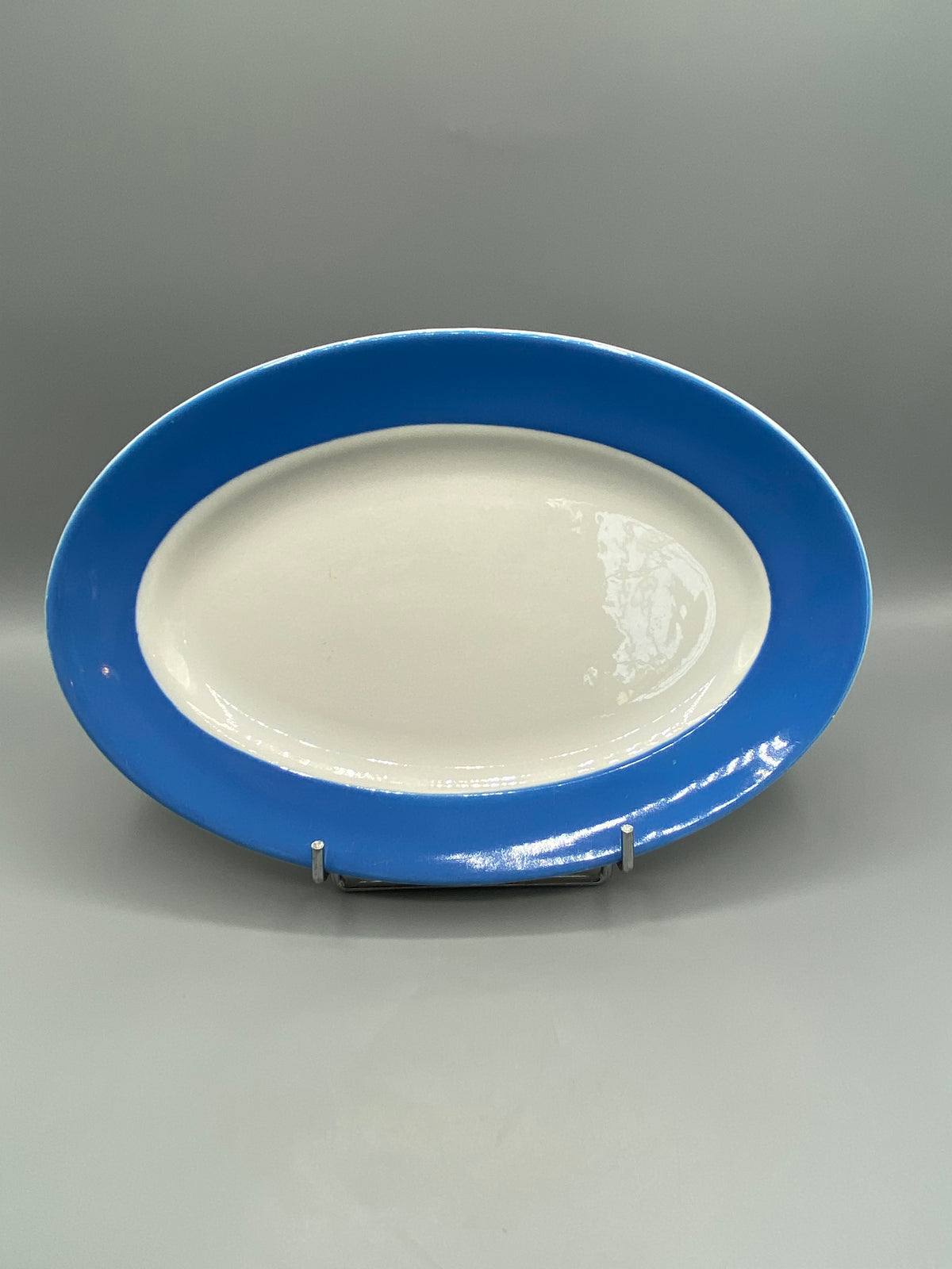 Grand plat ovale ancien en faïence blanche à large marli bleu