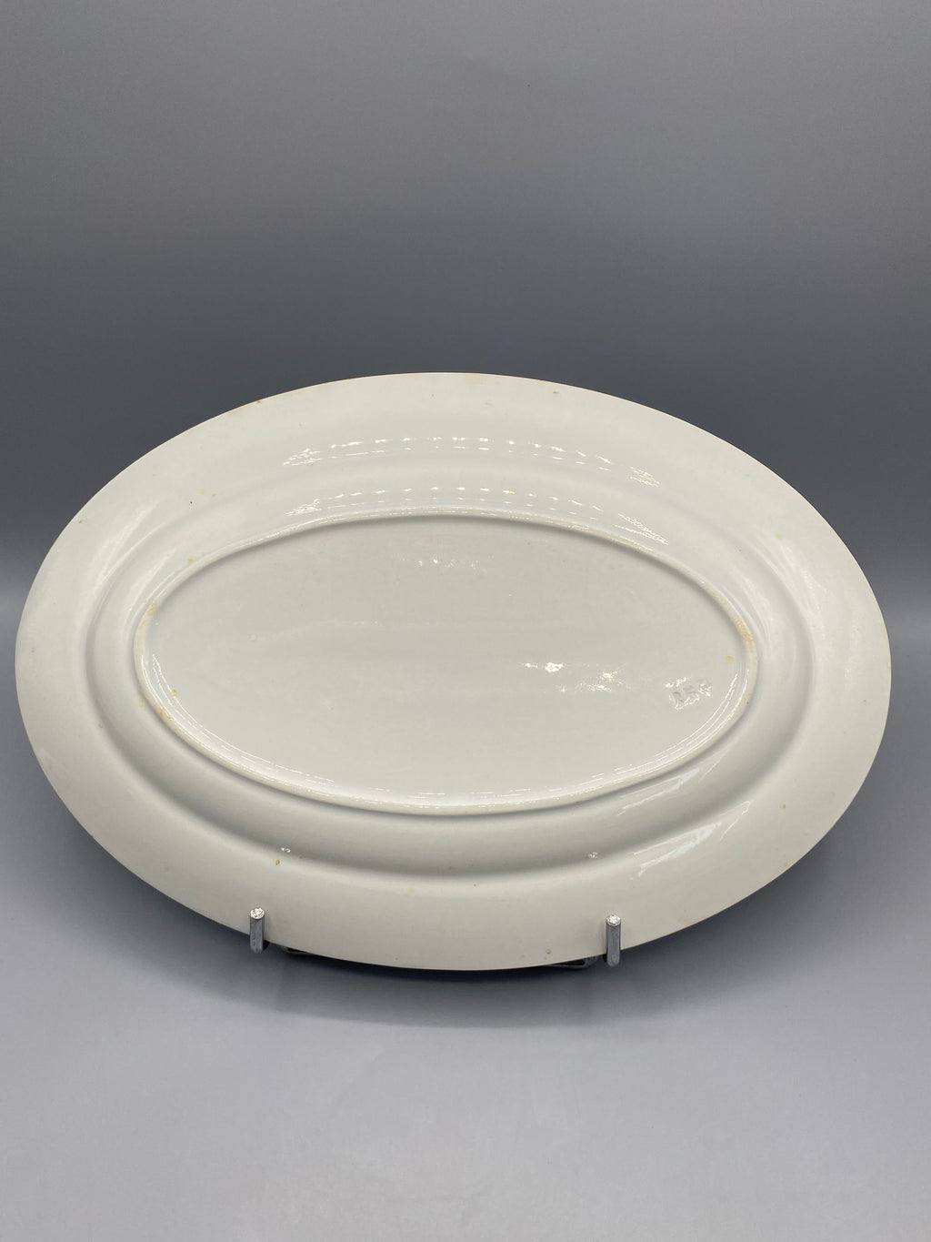 Grand plat ovale ancien mesurant environ 32 cm de longueur