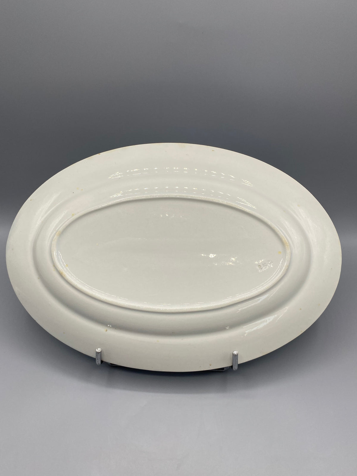 Grand plat ovale ancien mesurant environ 32 cm de longueur